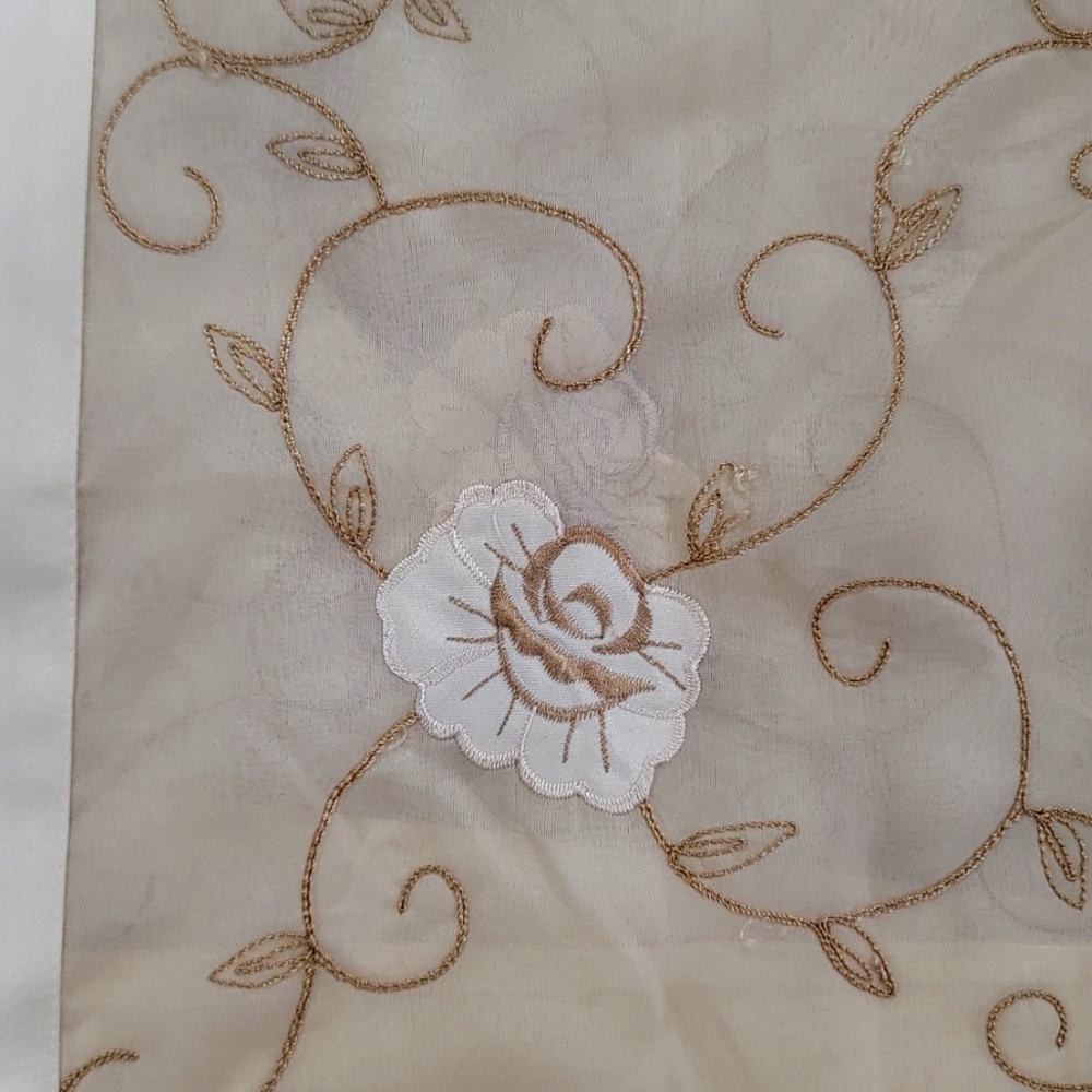 Tablecloth - Picture 2 of 6